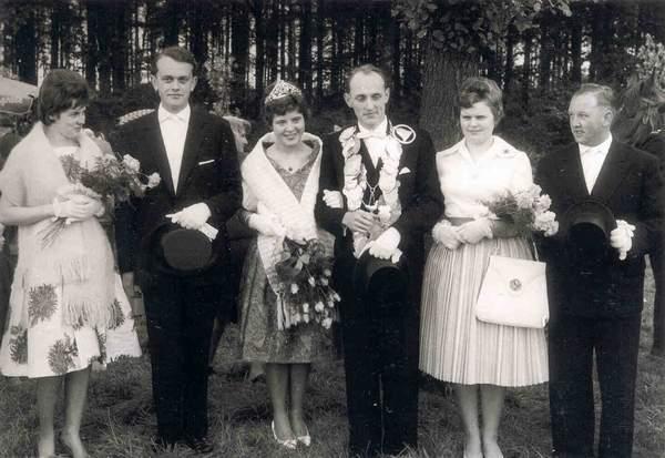 1961_Thron.jpg - Das Königspaar mit Gefolge v.l.: Gerda Winking, Josef Schroer, Renate Horstick u. Herbert Sandscheper. 
