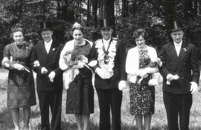 1962_BHS431B1.jpg - Das Königspaar mit Gefolge Gefolge v.l.: Maria Schlüter, Walter Koppers, Agnes Koppers und Josef Hemmer 
