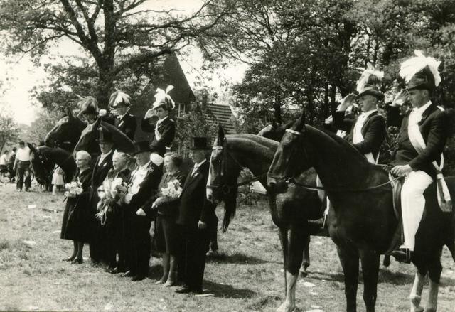 1964_1.jpg - Bei der Parade. Vorne die Königsadjutanten Hubert Kersting (rechts) u. Alfred Finnah.