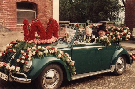 1964_Auto2.jpg - 1965 fuhr das Königspaar in einem mit rot / weißen Nelken geschmückten Auto im Festumzug    durch die Stadt. Ein Dankeschön an den Ehrengeneralmajor Franz Fromme und seiner Königin  Elisabeth Wessendorf von den Nachbarn.