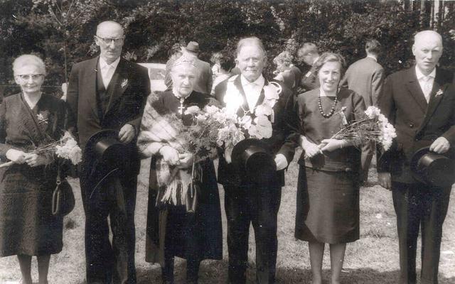 1964_BHS433B1.jpg - Das Königspaar mit Gefolge v.l.: Maria Eing, Bernhard Dapper-Lütkenhaus, Maria Fromme, Bernhard Dirks 
