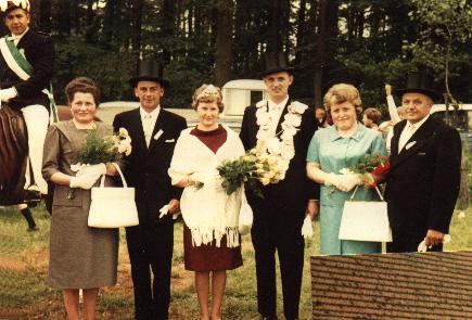 1965_Thron.jpg - Königspaar 1965: Karl Schlüter und Maria Stipping mit Gefolge v.l.: Frau Enxing, Leo Stipping, Martha Schlüter, Heinrich Enxing 
