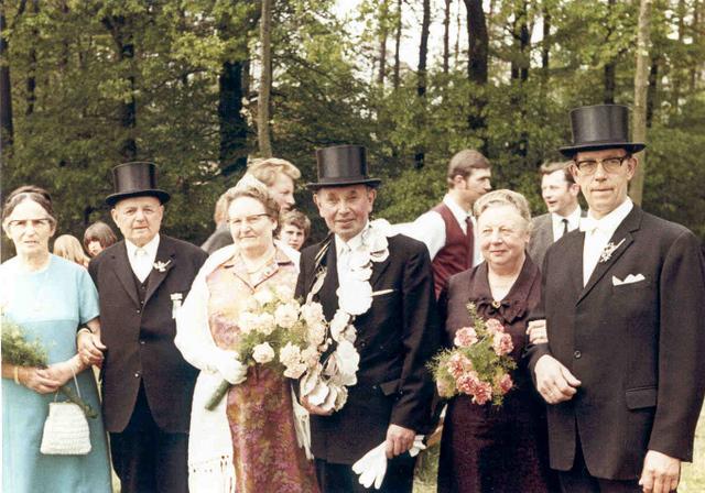 1970_BHS439B1.jpg - Da Königspaar mit Gefolge v.l.: Grete Kreyelkamp-Demmer, Franz Koller, Toni Koller, Heinz Wantia.