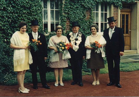 1971_Lucahsen.jpg - Das Königspaar mit Gefolge v.l.: Auguste Eskes, Theo Gödde, Maria Lucahsen, Hubert Eskes. 
