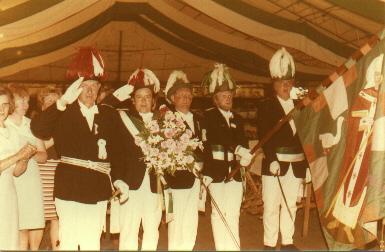 1973_Einmarsch.jpg - Offiziere während beim Königstanz.