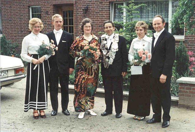 1974_BHS443B1.jpg - Das Königspaar mit Gefolge v.l.: Agnes Charbon, Alfred Finnah, Frau Finnah, Josef Paschert-Dieckwolter 
