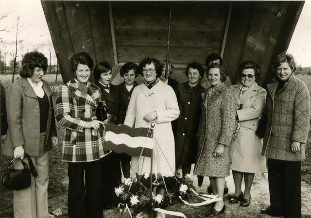 1975_2.jpg - Gruppenfoto der Damen mit Wetterfahne und Richtkranz.