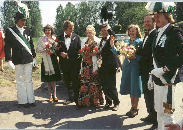 1975_BHS445B1.jpg - Das Königspaar 1975 Leo Kreyelkamp-Demmer und Hedwig Lucahsen mit Gefolge v.l.: Gertrud Göppert, Manfred Lucahsen, Anni Kreyelkamp, 
Hans Göppert. Adjutanten Edmund Stockorst (links) und Klemens Kersting.
 
