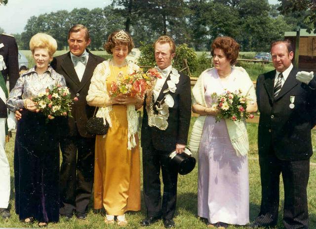 1976_BHS446B1.jpg - Königspaar 1976: Ludger Tubes und Mia Sandscheper mit Gefolge v.l.: Hedwig Sandscheper, Willi Horstick, Hedwig Tubes, 
Herbert Sandscheper.
