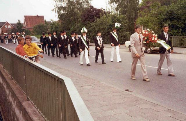 1976_BHS491B2.jpg - Marsch zur Kranzniederlegung.
