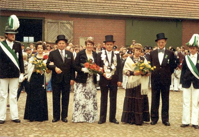 1977_BHS447B1.jpg - Königsthron von 1976/77 auf dem Hof Hummelt mit dem Königspaar Hermann Enk und Mechtild Nolte. Gefolge v.l.: Maria Enk, Hubert Lanfer, Elisabeth Lanfer, Erich Nolte. 
Adjutant Edmund Stockorst (links) Klemens Kersting.
 
