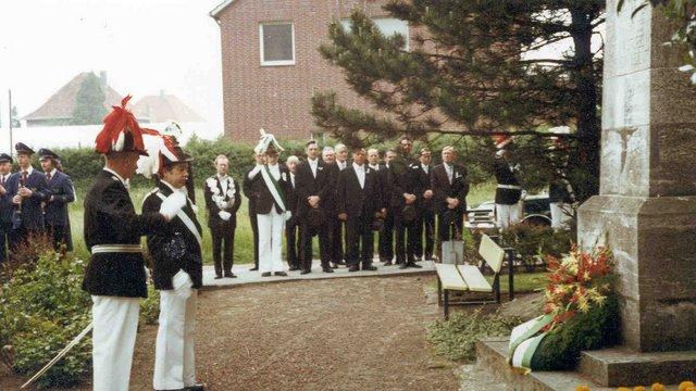 1977_BHS492B1.jpg - Kranzniederlegung