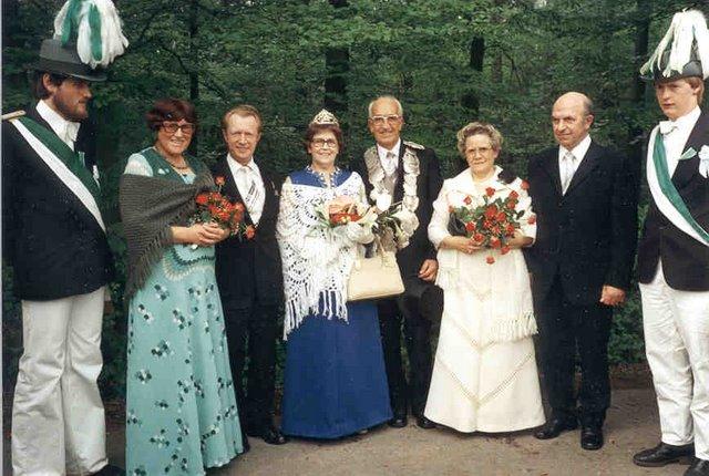 1978_BHS448B1.jpg - Königspaar 1978: Anton Ruthmann und Maria Lütke Sunderhaus mit Gefolge v.l.: Trudis Mümken, 
Ludger Tubes, Käthe Ruthmann, Anton Lütke Sunderhaus. Adj. E. Stockhorst (links) u. Kl. Kersting
 
