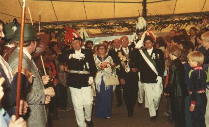 1978_Einmarsch.jpg - Einmarsch des Königpaares mit Oberst hermann Engbers u. Adjutant Adolf Charbon.