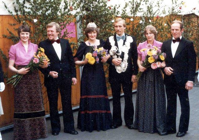 1980_BHS453B1.jpg - Das Königspaar 1980 Hermann Wantia und Annegret Herbstmann mit Gefolge v.l.: Agnes Schulze Efting, Josef Herbstmann, Hedwig Wantia, Georg Schulze Efting. 
