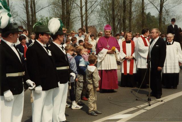 1985_1.jpg - Im Frühjahr 1985 feierte die Pfarrgemeinde St. Pankratius Gescher ihr 1000-jähriges Jubiläum.
Begrüßung des Bischofs Reinhard Lettmann an der Gemeindegrenze durch Bürgermeister Hermann Horstick.