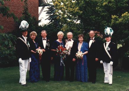 1987_Thron.jpg - Das Königspaar Bernhard Twents u. Inge Terwei im zweiten Jahr (1988) mit Gefolge v.l.: Hedwig Kreyelkamp, Bernhard Terwei, Mechtild Twents, 
Josef Kreyelkamp und Adjutant Dietmar Musholt (links) und Martin Eßling. 