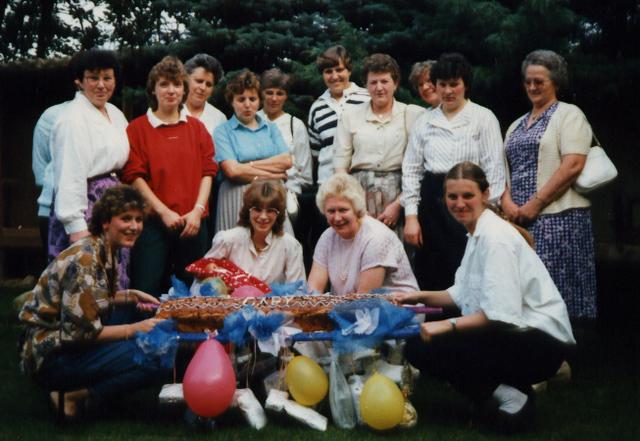 1989_1.jpg - 1989: Die Offiziersfrauen beim Kroamstuten bringen.