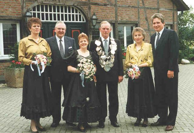 1990_BHS463B1.jpg - Königspaar 1990: Alfred Finnah und Irmgard Bönning-Busjan mit Gefolge v.l.: Doris Große Frericks, Rudi Bönning-Busjan, Gertrud Finnah 
Norbert Große Frericks.