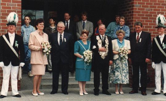 1990_Finnah.jpg - Ausholen des Königpaares vom Rathaus.