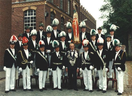 1990_Offizierskorps-2.jpg - Offizierskorps 1990 mit Vorjahreskönig Hubert Rexing. Foto zur Verabschiedung von Hauptmann Josef Hemmer (1. Reihe 4.v.l.)
