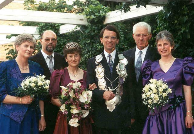 1992_BHS465B1.jpg - Königspaar 1992: Josef Kreyelkamp und Hedwig Terwei mit Gefolge v.l.: Anni Kreyelkamp,  
Norbert Kreyelkamp, Willi Terwei, Hildegard Kreyelkamp.