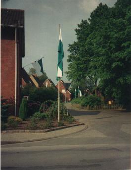 1994-Festbeflaggung.jpg - Beflaggung an den Schützenfesttagen.
