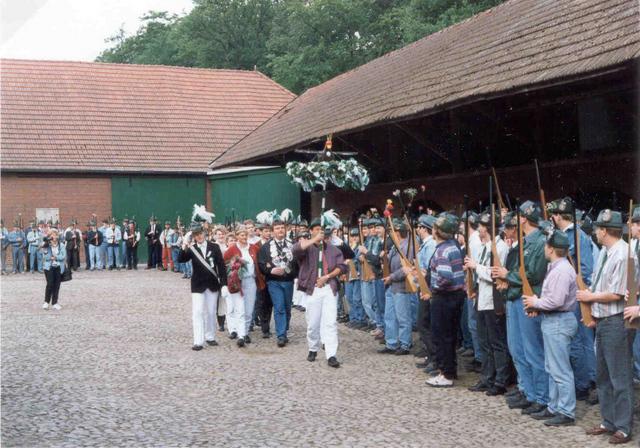 1994_BHS496B2.jpg - Ausholen des Königpaares.