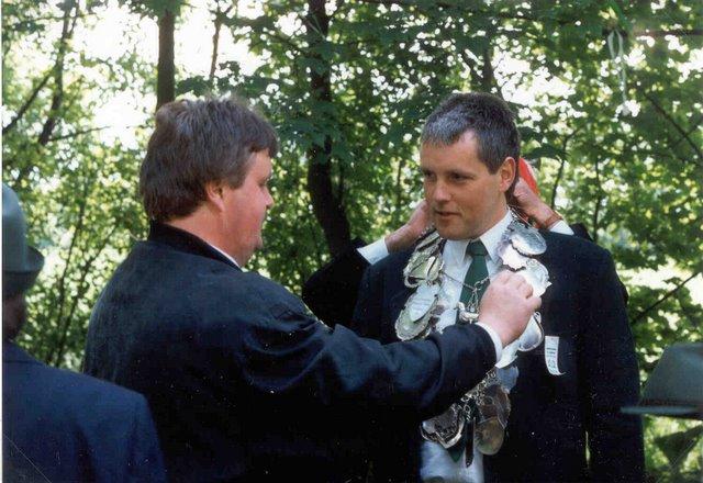 1994_BHS499B1.jpg - Edmund Stockhorst erhält die Königskette vom Vorjahreskönig Kröger.