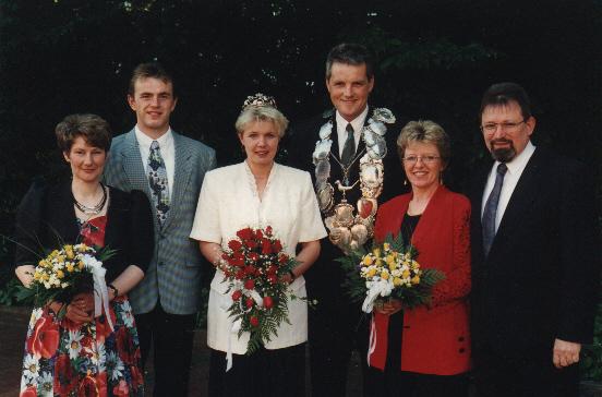 1994_Stockhorst.jpg - Königspaar 1994 Edmund Stockhorst und Irmgard Schlüter mit Gefolge v.l.: Elisabeth Pietruschka, Ewald Schlüter, Dorothea Stockorst, Friedhelm Pietruschka.