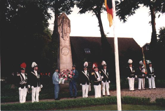 1996_Ehrenmal.jpg - Totengedenken am Ehrenmal.