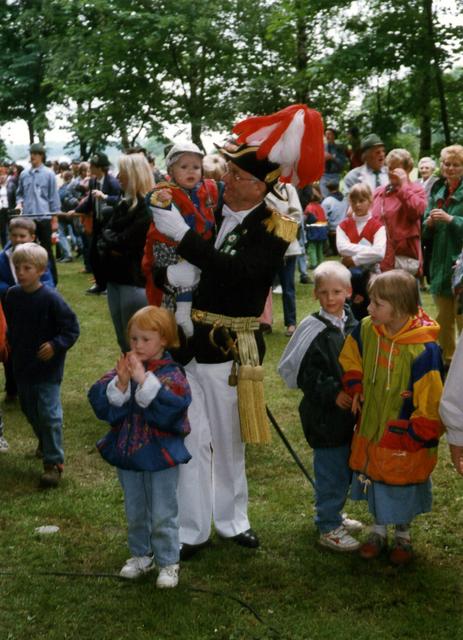 1997_2.jpg - An der Vogelstange: Der Oberst mit seinen Enkelkindern.