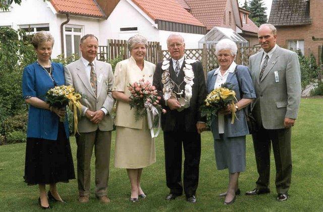1997_BHS470B1.jpg - Königspaar 1997 Walter Koppers und Maria Koller mit Gefolge v.l.: Maria Hummelt, Alfred Koller, 
Agnes Koppers, Josef Hummelt. 