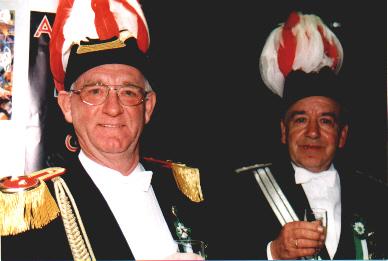 1997_Eßl-Charbon.jpg - Ehrenoffizier Adolf Charbon (r.) ist noch einmal als Adjutant eingesprungen.