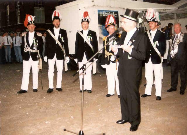 1998_BHS501B1.jpg - Gratulation an Oberst Anton Eßling, der am Schützenfestsamstag sein 60. Lebensjahr vollendete, durch den 1. Vorsitzenden Ewald Koller.
