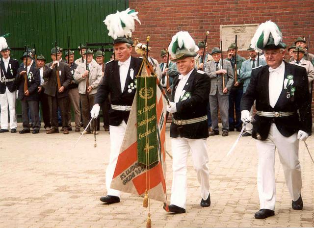 1998_BHS504B3.jpg - Ausholen der Fahne und des Königspaares vom Hof Hummelt.