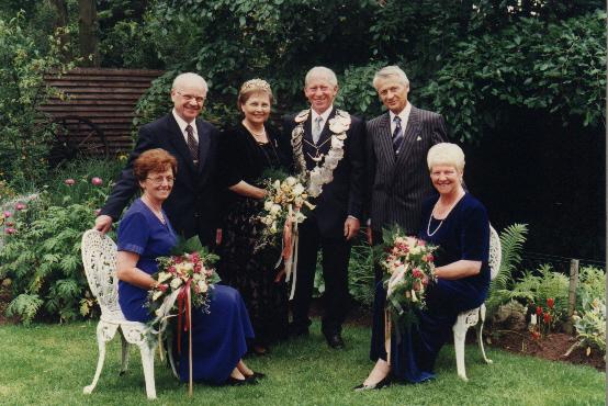 1998_Terwei.jpg - Königspaar 1998 Bernhard Terwei und Mechtild Twents mit Gefolge v.l.: Gisela Musholt, Bernhard Twents, Ludwig Musholt, Inge Terwei.