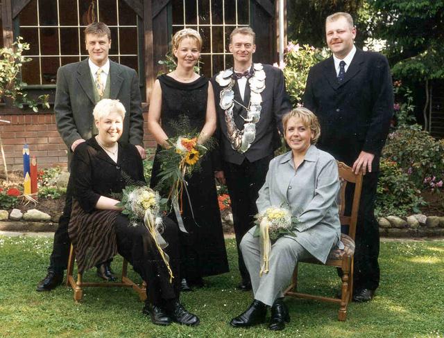 1999_BHS472B1.jpg - Königspaar 1999: Thomas Kersting und Andrea Twents mit Gefolge v.l.: Birgit Kreyelkamp, 
Thomas Mauritz, Mechtild Kreyelkamp-Andrieu, 
Thomas Kreyelkamp. 
