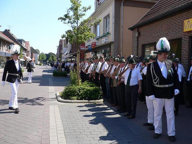 06_Soan001.JPG - Antreten am Sonntagnachmittag und Ausholen des Königpaares 2005/06 anschließend Festumzug.