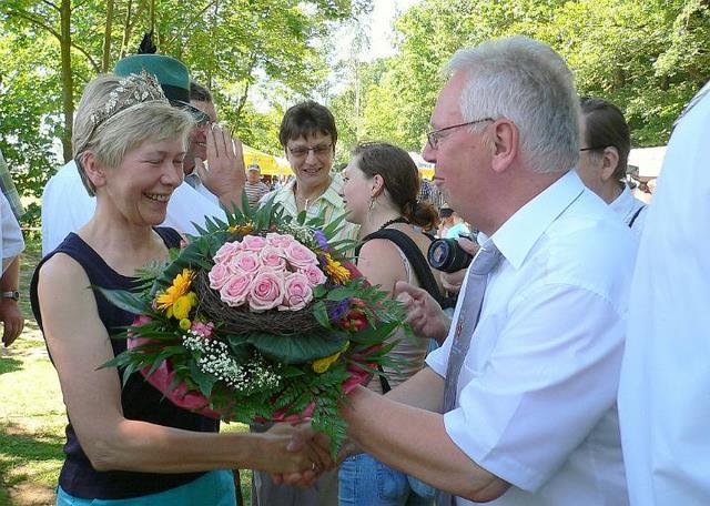 06_mvk22.JPG - 1. Vorsitzender Ewald Koller gratuliert hier seine "Frau" Königin Christel Koller mit einem Blumenstrauß im Namen der Schützengilde.