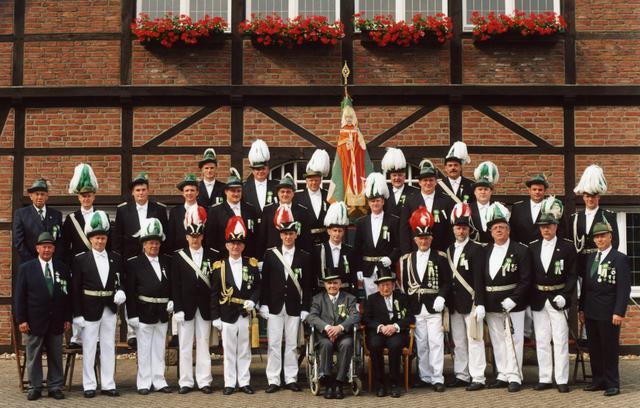 2003_1.jpg - Gruppenfoto der Offiziere für das Jubiläumsbuch.