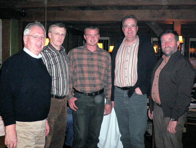 05_gen14.jpg - Neu im Vorstand gewählt Christoph Hummelt (3.v.l.) und Christian Nolte (2.v.r.) weiter auf dem Foto v.l.: Vors. Ewald Koller, Oberst Klemens Kersting und amtierender König Bernhard Jansing.