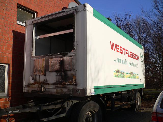 Anh001.JPG - Neuer Material- und Zeugwagen zur Lagerung der Krone, Fahnenstangen usw. und zum Schützenfest für Garderobe u.a. gebaut.